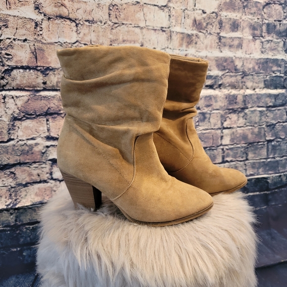 Universal Thread Shoes - Universal Thread Women’s Cristina Scrunch Boots – Taupe